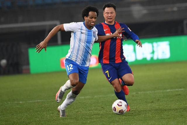 周琦20+12广东险胜首钢 曾凡博18分沃特斯27分